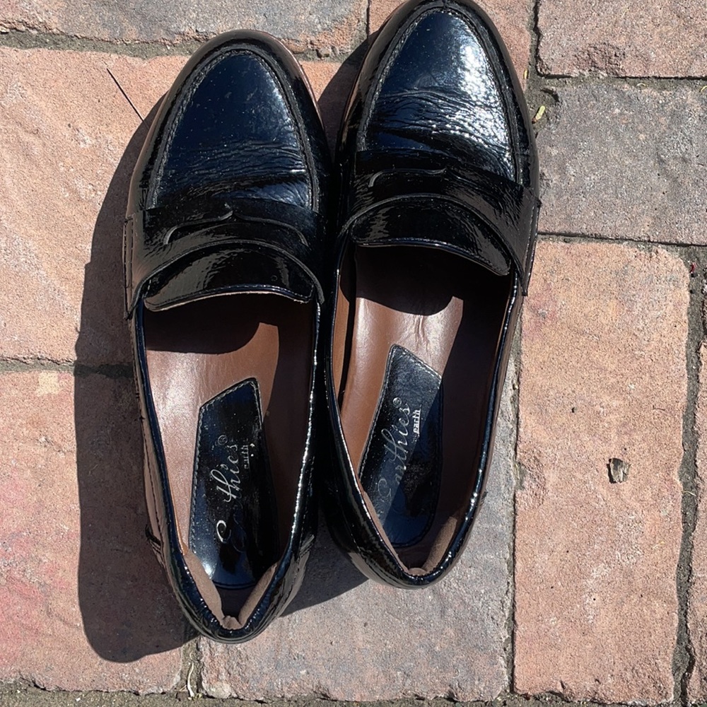 Earthies earth Black patent leather size 7.5M